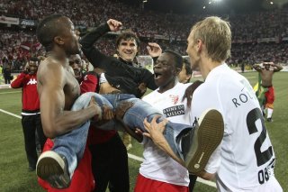 Didier Tholot porté en triomphe par ses joueurs après avoir conduit le FC Sion à son 11ème sacre en Coupe de Suisse